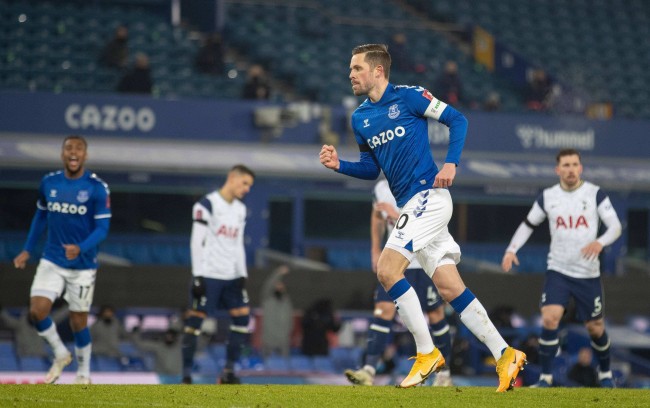 展开了激烈 展开了激烈