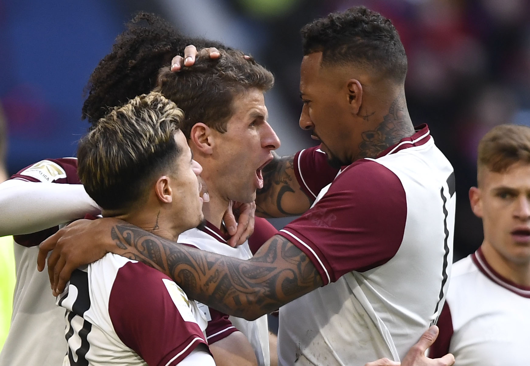 篮球湖人主力球员场上状态火热（湖人核心球员比赛状态爆棚）